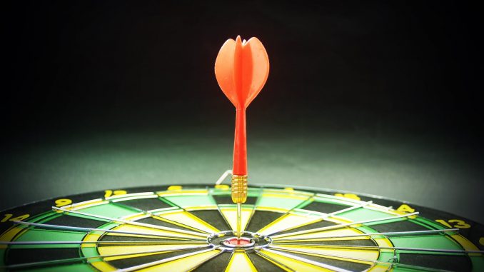 dart pin in the middle of dartboard